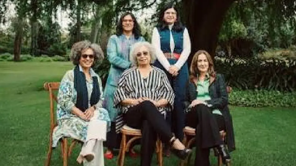 La activista estadounidense Angela Davis se dirige al público tras controlarse la protesta / @UNAM.mx