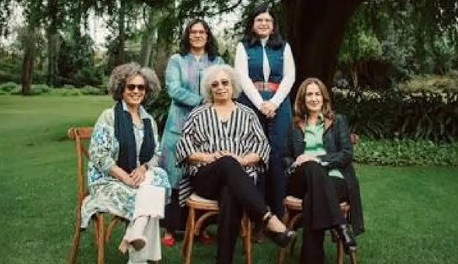 La activista estadounidense Angela Davis se dirige al público tras controlarse la protesta / @UNAM.mx