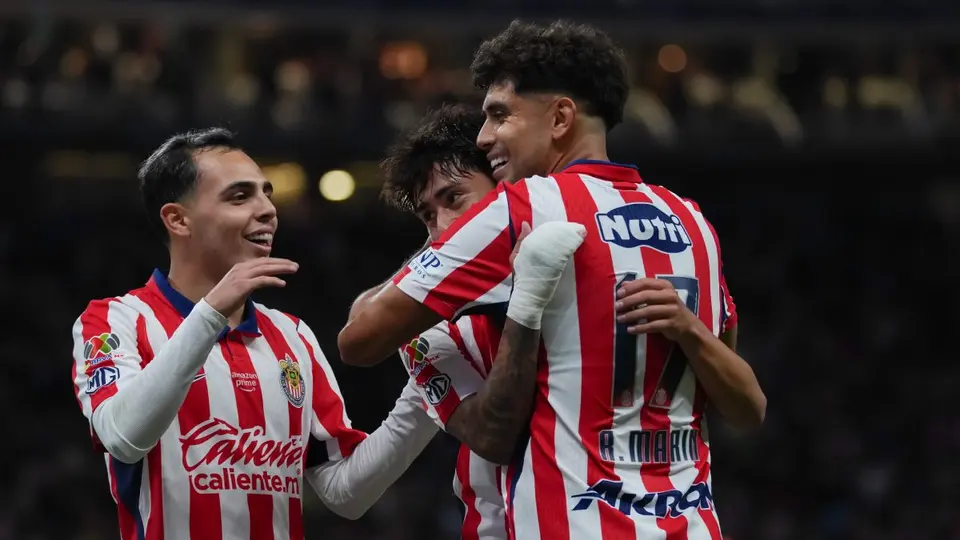 Ricardo Marín y Hugo Camberos en celebración con Chivas | IMAGO 7