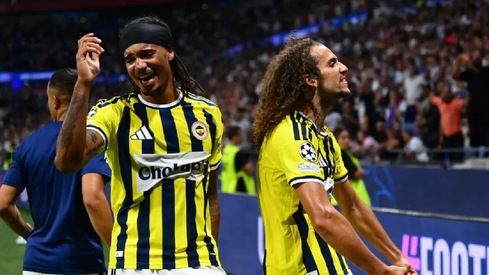 Mattéo Guendouzi celebrando la victoria de Fenerbahce | AFP