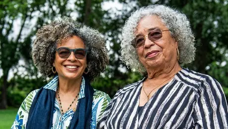 VIDEO: ¿Qué pasó en la conferencia de Angela Davis en la UNAM? Protestas retrasaron el evento