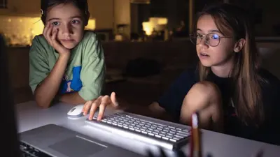 Regreso a clases 2026: SSC alerta a padres por grooming y manipulación digital contra niños