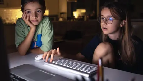 Regreso a clases 2026: SSC alerta a padres por grooming y manipulación digital contra niños
