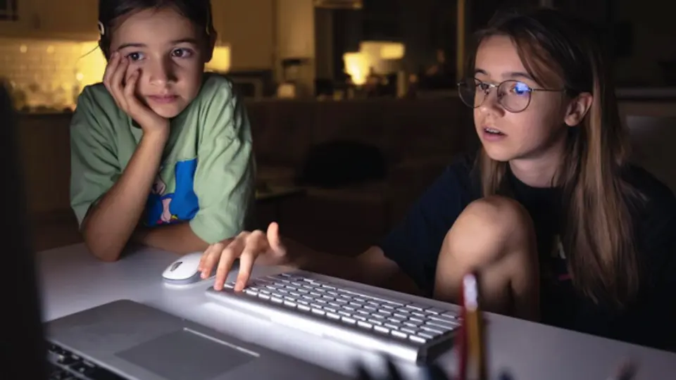 Regreso a clases 2026: SSC alerta a padres por grooming y manipulación digital contra niños
