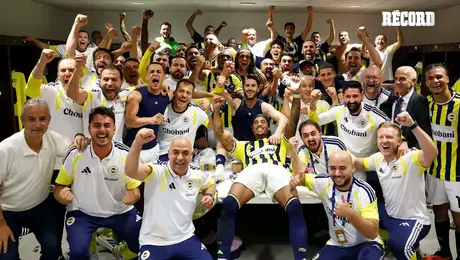 Celebración de Fenerbahce desata pelea contra Lyon en la clasificación a la Champions League
