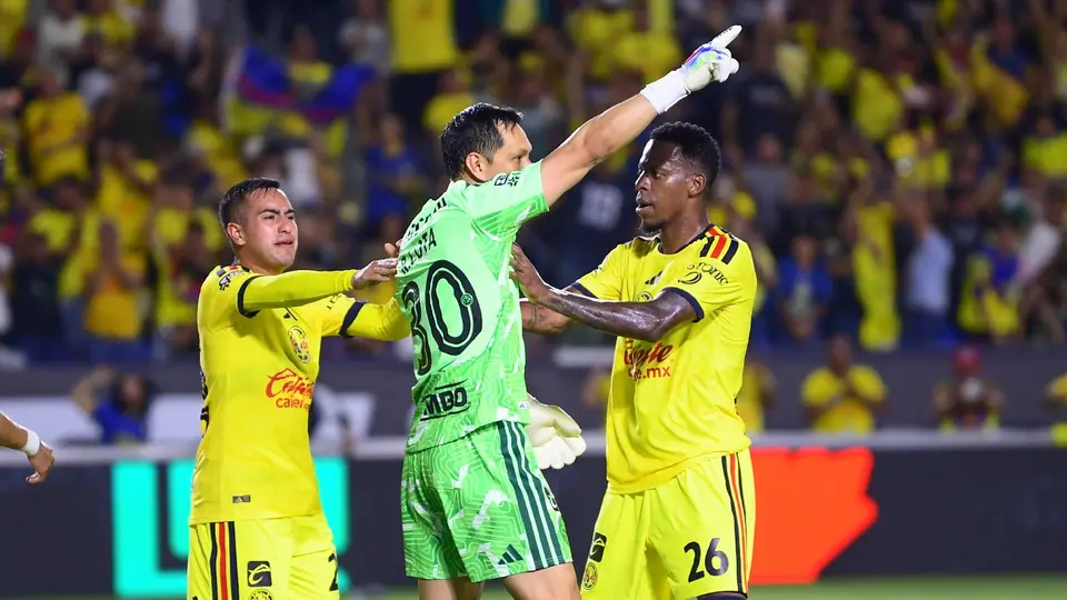 Cristian Borja y Erick Sánchez celebrando atajada de Rodolfo Cota | MEXSPORT