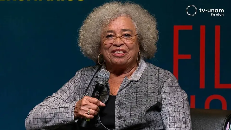 Angela Davis durante su presentación en la Sala Miguel Covarrubias para la conferencia “Abolición, feminismo, ¡ahora!” / TV UNAM
