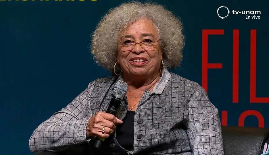 Angela Davis durante su presentación en la Sala Miguel Covarrubias para la conferencia “Abolición, feminismo, ¡ahora!” / TV UNAM