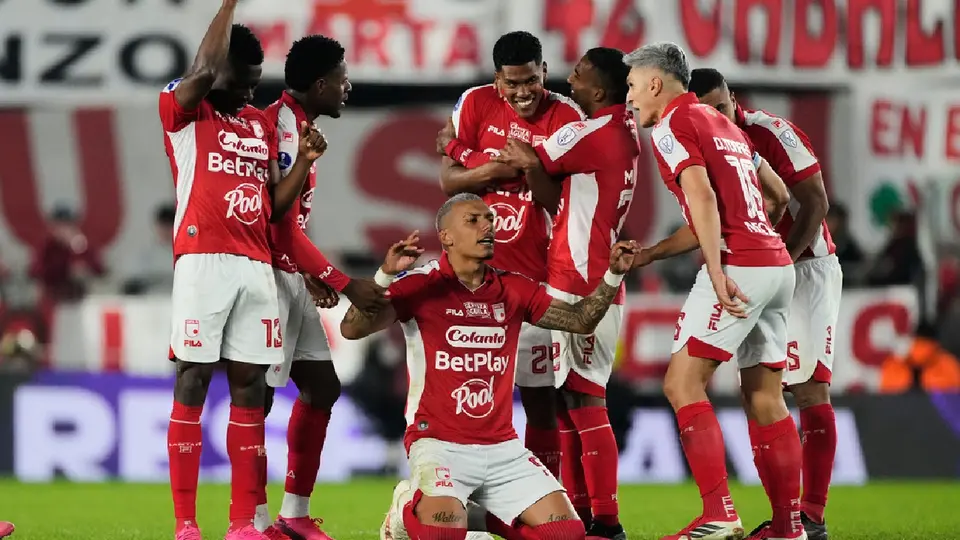 Jugadores de Santa Fe celebrando victoria ante River Plate | AP