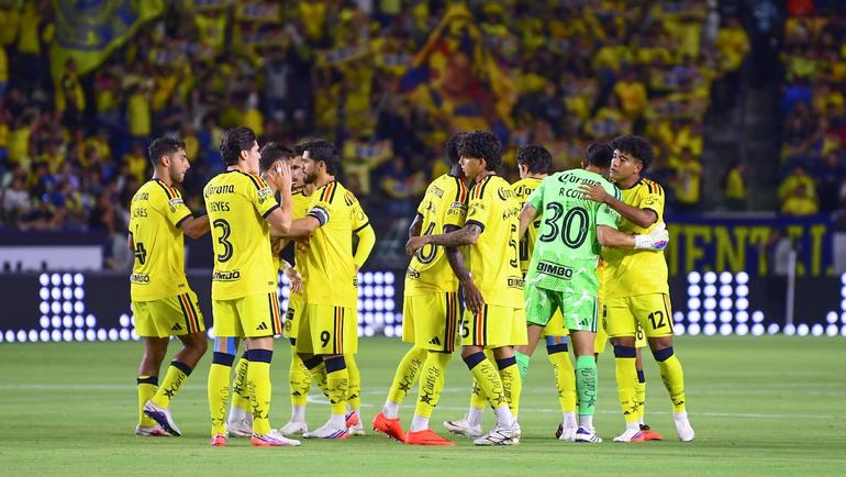 Jugadores de América felicitando a Rodrigo Cota por atajar un penal | MEXSPORT