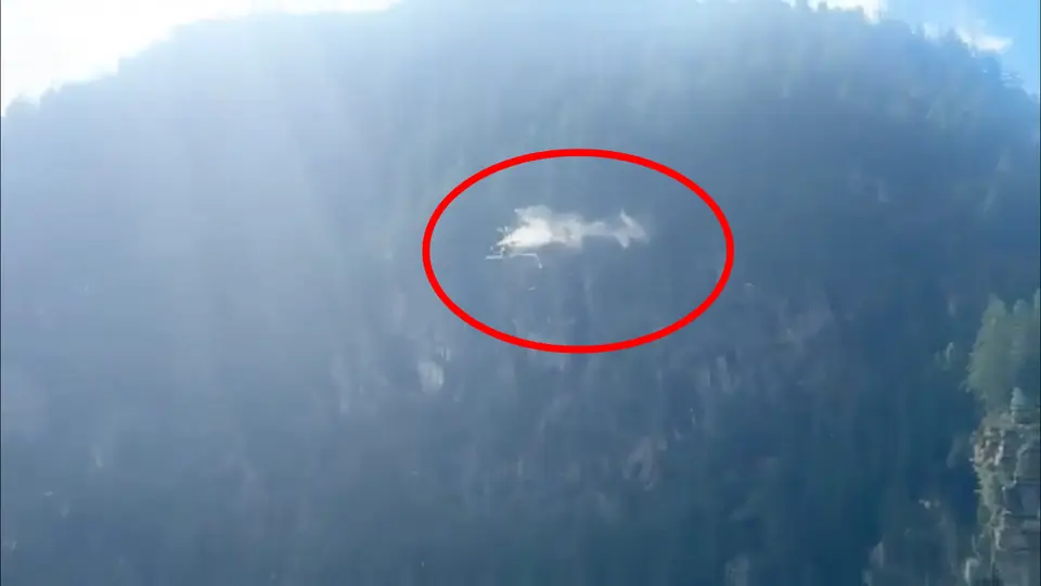 Un helicóptero ultraligero impactó contra los cables de un teleférico y posteriormente cayó envuelto en llamas / Especial
