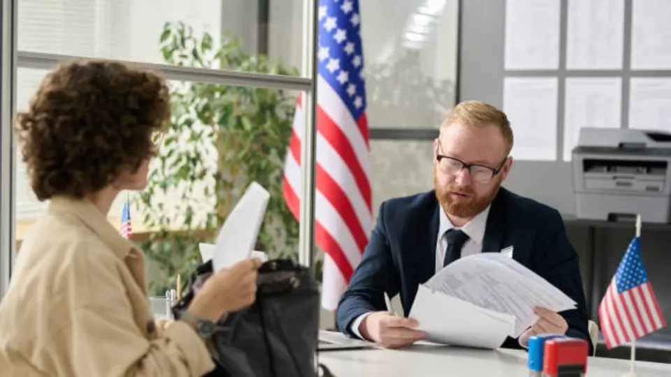 La iniciativa contempla que los candidatos renuncien a otra nacionalidad antes de solicitar su registro electoral./istock