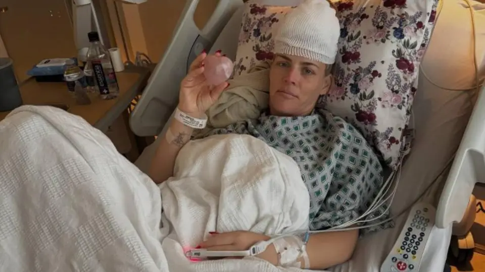 Busy Philipps fue operada el 2 de marzo para retirar una masa de 2.6 centímetros ubicada en su cerebro. / @busyphilipps
