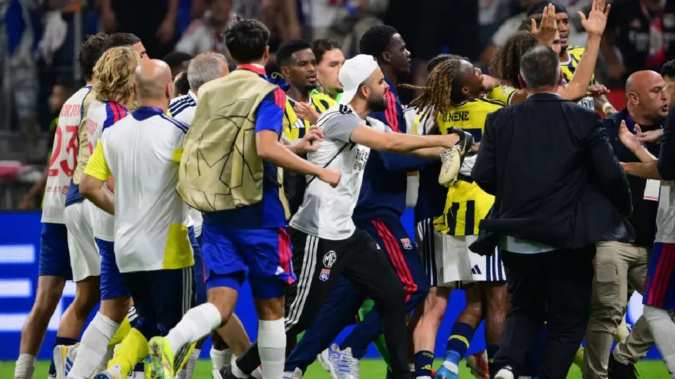 Jugadores de Lyon y Fenerbahce peleando en clasificación de Champions | AFP