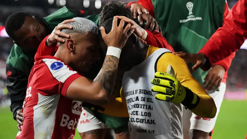 Jugadores de Santa Fe festejando con Weibmar Asprilla tras su actuación ante River | AP