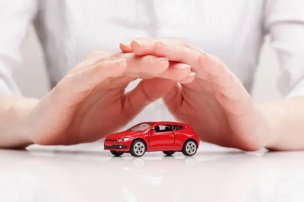La asistencia y rapidez de respuesta durante un accidente son factores importantes al comparar aseguradoras./istock