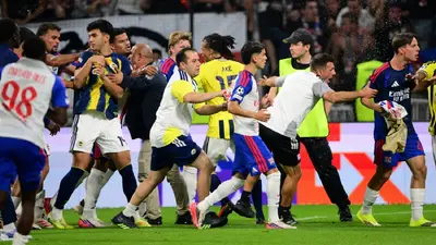 Celebraciones de Fenerbahce al clasificar a Champions desatan pelea contra Lyon y sus fanáticos