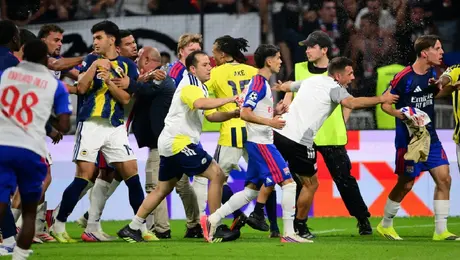 Celebraciones de Fenerbahce al clasificar a Champions desatan pelea contra Lyon y sus fanáticos