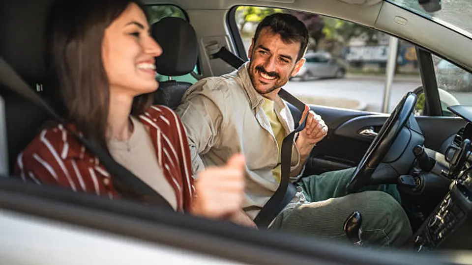 Especialistas recomiendan no elegir un seguro vehicular únicamente por su precio./istock
