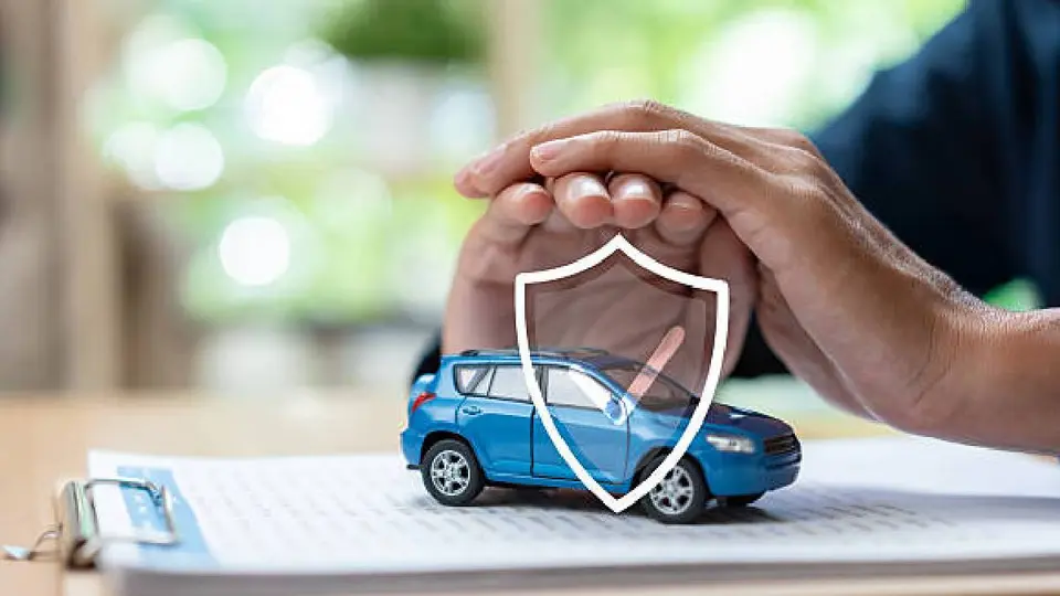 Seguro de auto por primera vez: ¿qué debes revisar antes de contratarlo y cómo evitar pagar de más?