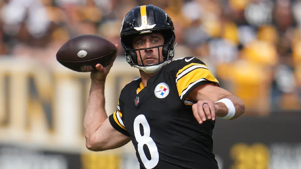 Aaron Rodgers, mariscal de campo de Pittsburgh Steelers, lanzando el balón en duelo ante Bengals | AP