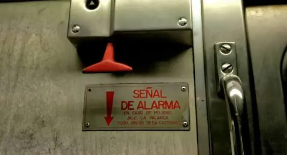 Palanca de emergencia dentro de uno de los vagones del Metro CDMX./@pixabay