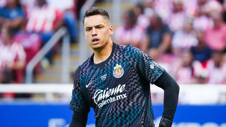 Óscar Whalley en calentamiento con Chivas | IMAGO 7