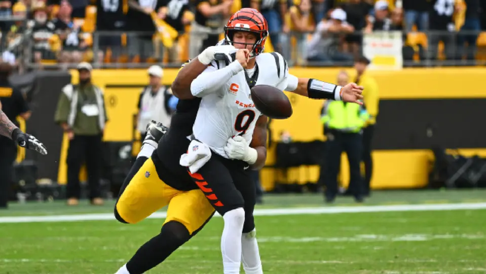 Derrick Harmon, de Steelers, en jugada ante Joe Burrow, de Bengals | AP