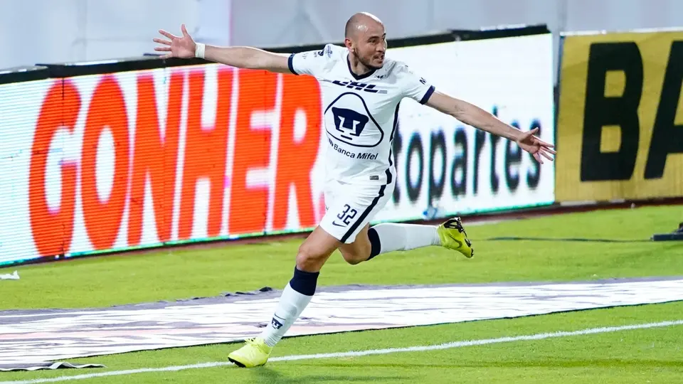 Carlos González en celebración durante su etapa con Pumas | IMAGO 7