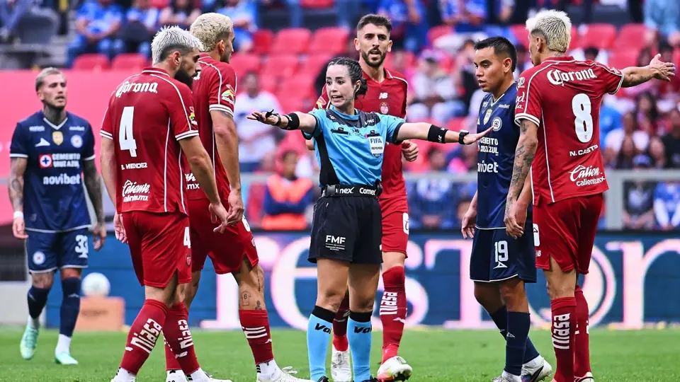Katia Itzel García en la Liga MX con jugadores de Cruz Azul y Toluca | MEXSPORT