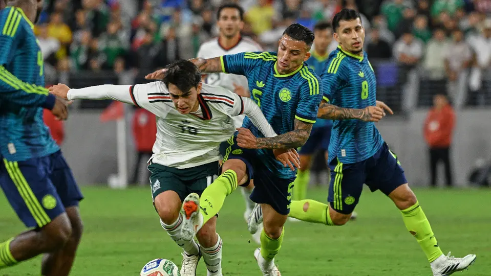 Gilberto Mora en jugada ante futbolistas colombianos, en Baltimore | MEXSPORT