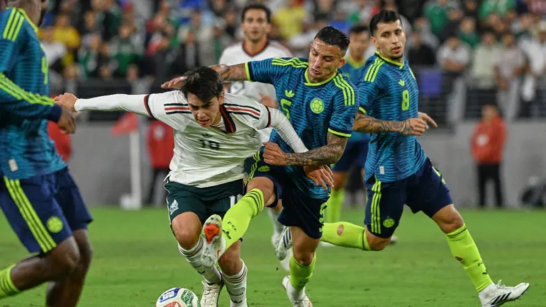 Gilberto Mora en jugada ante futbolistas colombianos, en Baltimore | MEXSPORT