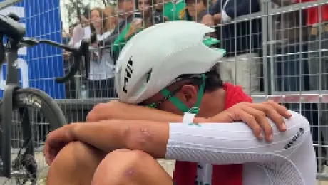 VIDEO: Isaac del Toro llora inconsolablemente tras cruzar la meta en el Mundial de Ciclismo