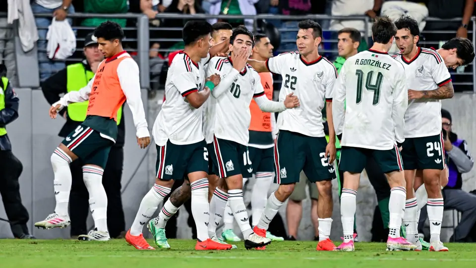 Jugadores de la Selección Mexicana felicitan a Gilberto Mora | IMAGO 7