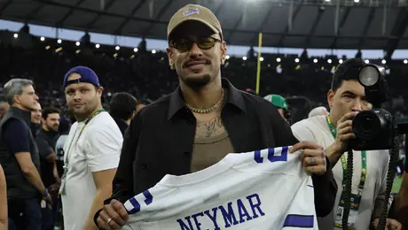 Neymar recibe jersey personalizado de los Dallas Cowboys