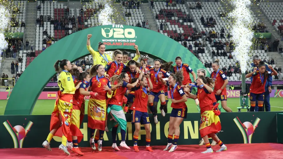 Selección de España en celebración tras ganarle l Mundial Sub-20 Femenil | AP