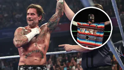 ¡A lo mexicano! CM Punk sorprende en Worlds Collide con máscara, poncho y su antiguo tema de entrada