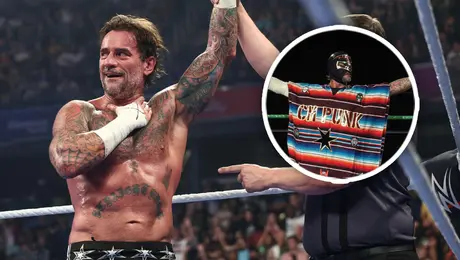 ¡A lo mexicano! CM Punk sorprende en Worlds Collide con máscara, poncho y su antiguo tema de entrada