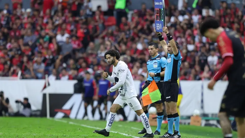 César Huerta al momento de ingresar de cambio con Pumas | MEXSPORT