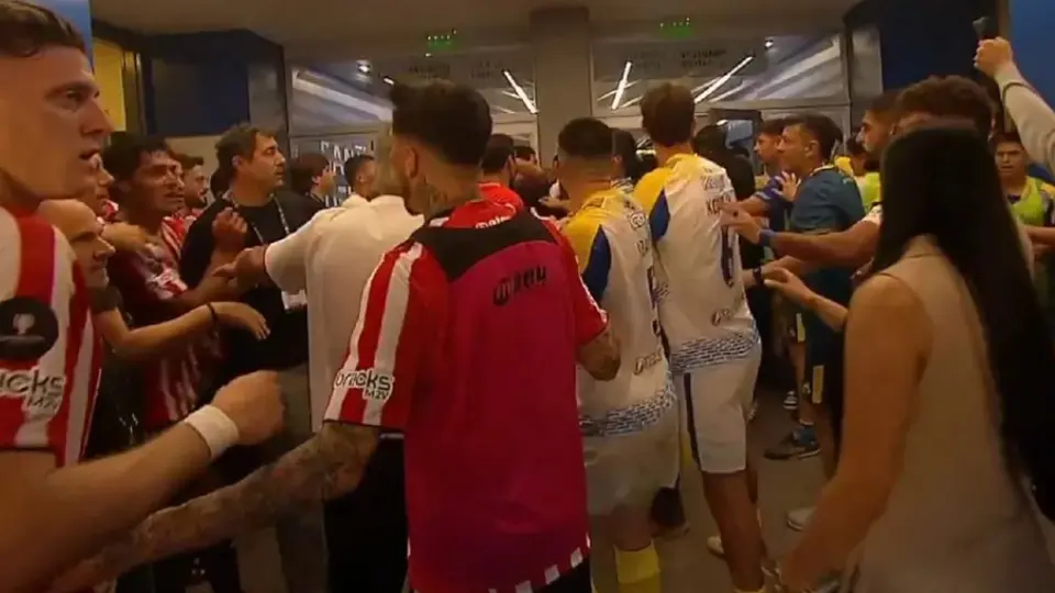 VIDEO: Jugadores de Estudiantes y Rosario Central terminan a golpes