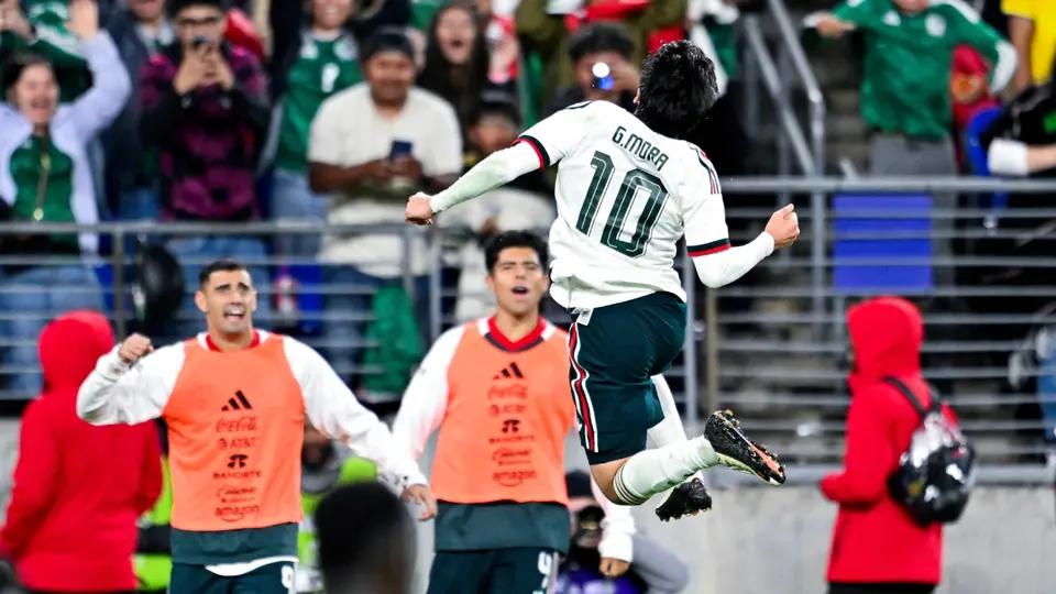 Gilberto Mora en celebración con la Selección Mexicana | IMAGO 7