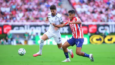 Afición de Chivas abuchea a Luis Romo tras error en el gol de Querétaro