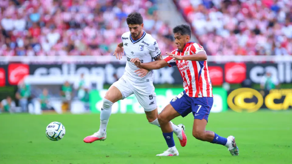 Afición de Chivas abuchea a Luis Romo tras error en el gol de Querétaro