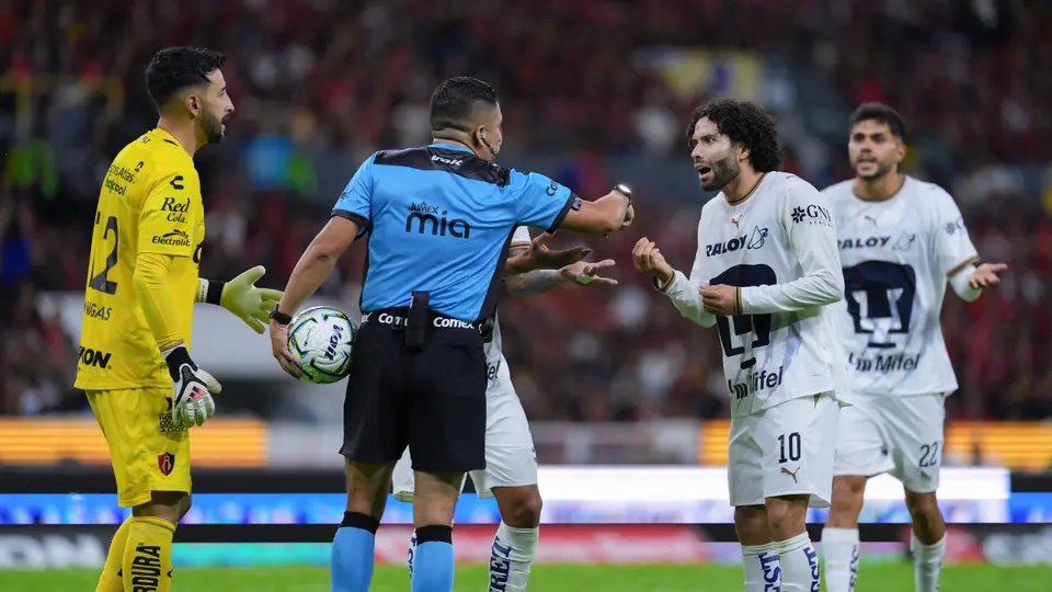 César Huerta le reclama al árbitro en la Liga MX | IMAGO 7
