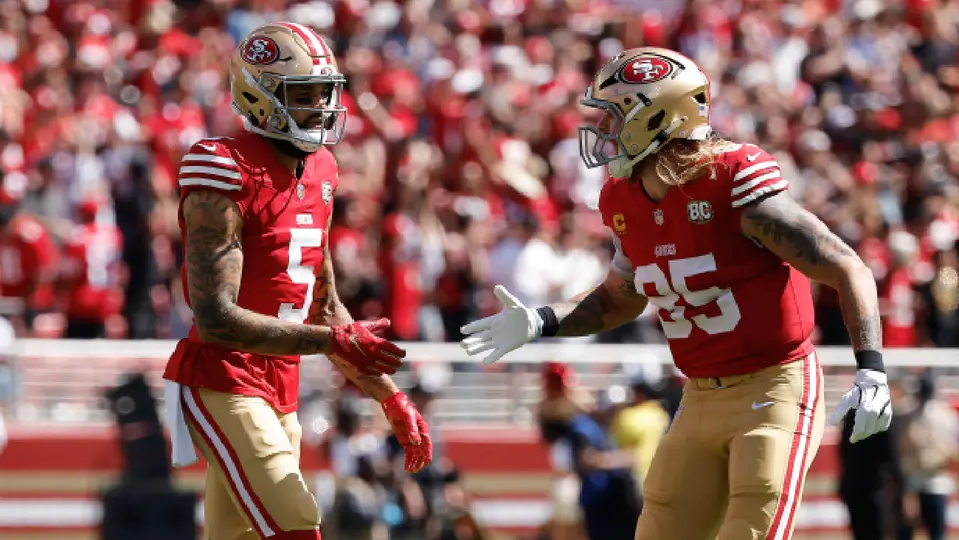 Mike Evans y George Kittle, receptor y ala cerrada de San Francisco 49ers, durante partido ante Arizona Cardinals | AP