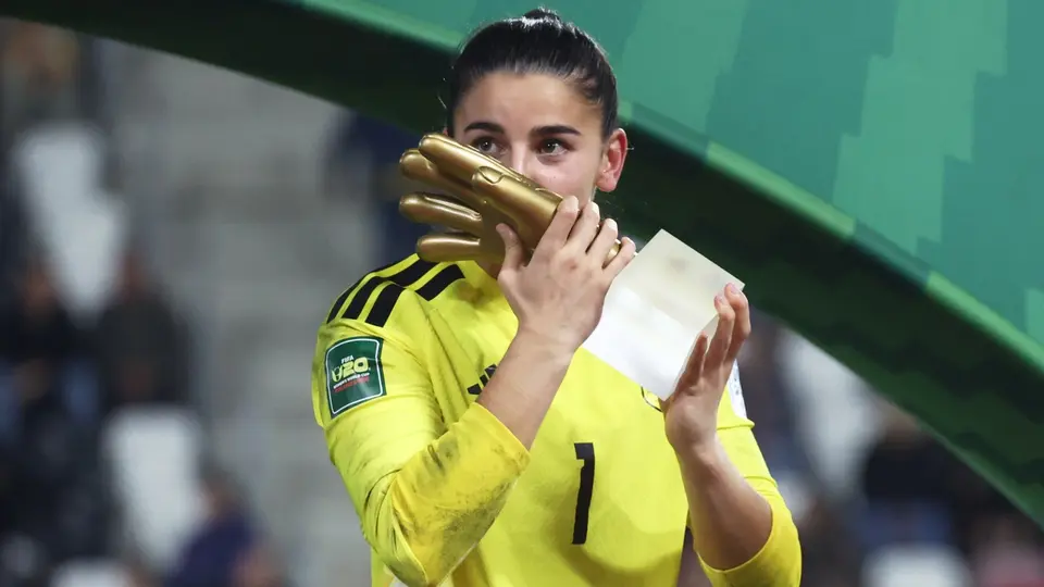 Laia López con su premio a la mejor portera del Mundial Sub-20 Femenil | AP