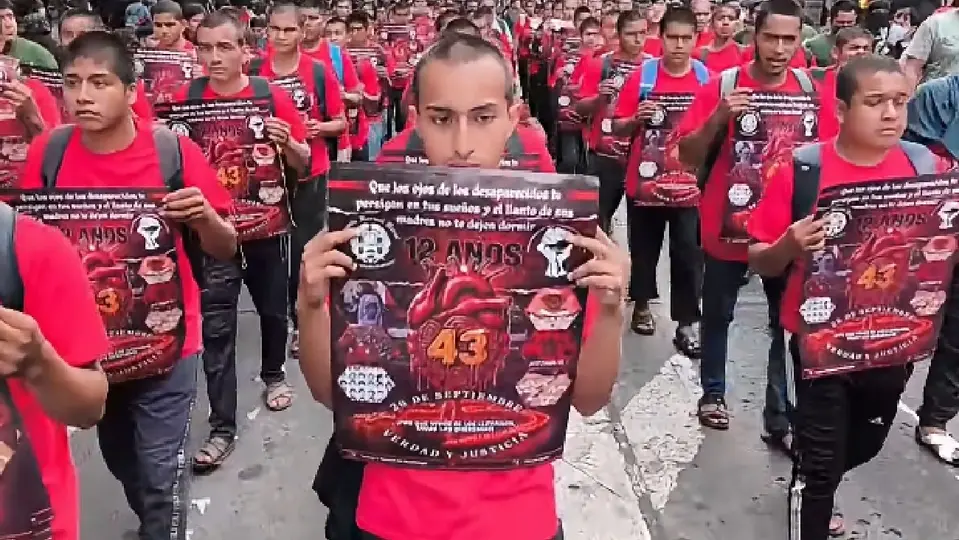 La marcha de este sábado se desarrolla bajo el lema “Ayotzinapa: 12 años de lucha, 43 la luz que no se apaga” / Especial