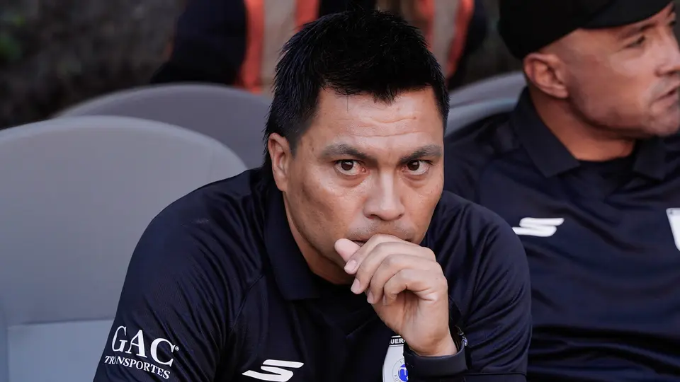 Esteban González, entrenador de Querétaro ante CHivas en la Jornada 10| Imago7