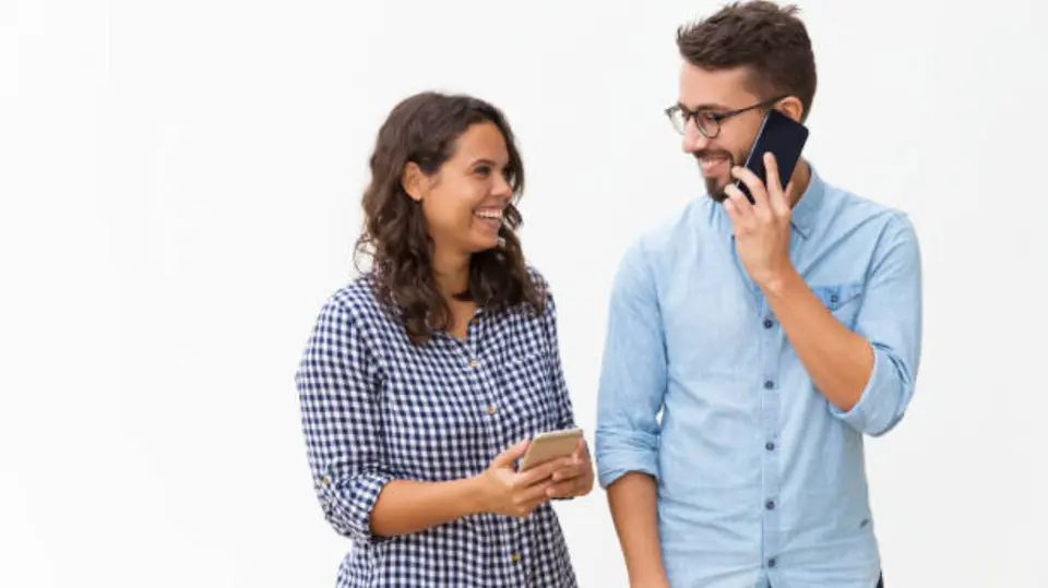 Los mensajes permiten responder cuando el usuario tiene tiempo disponible. / iStock