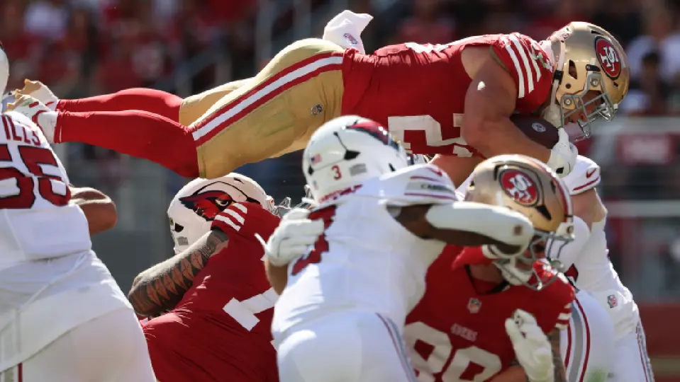 Christian McCaffrey, corredor de San Francisco 49ers, anotando un touchdown ante Arizona | AP